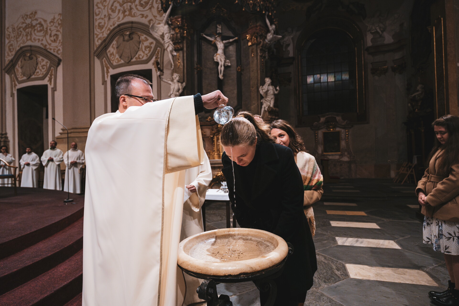 Křest v kostele