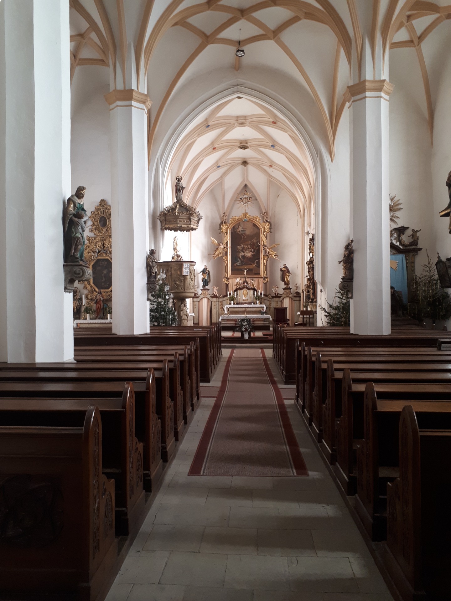 Interiér kostela Narození Panny Marie